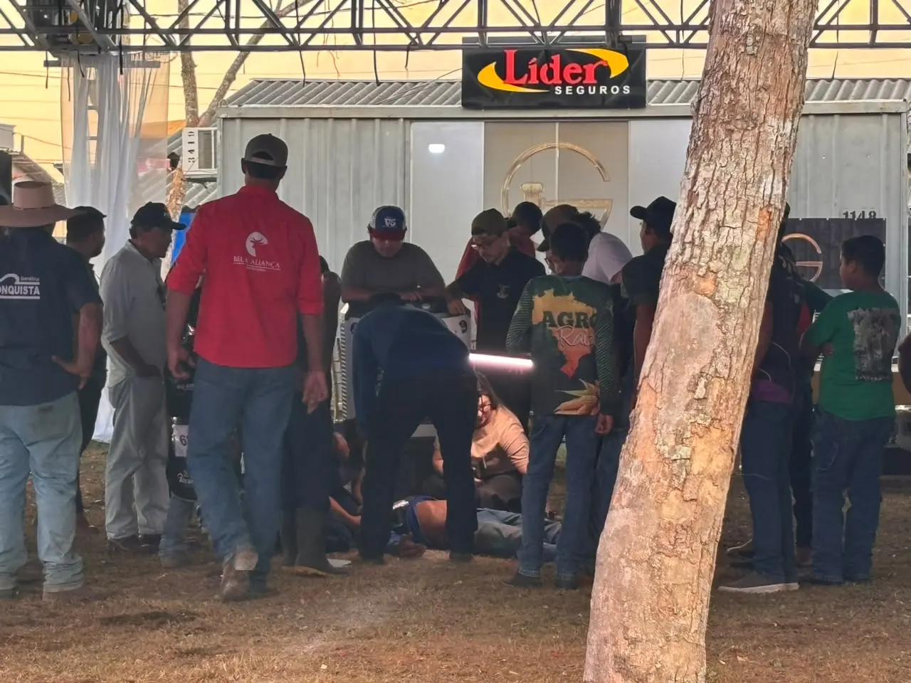 Peão fica desacordado após ser atingido por boi na Expoacre 2026