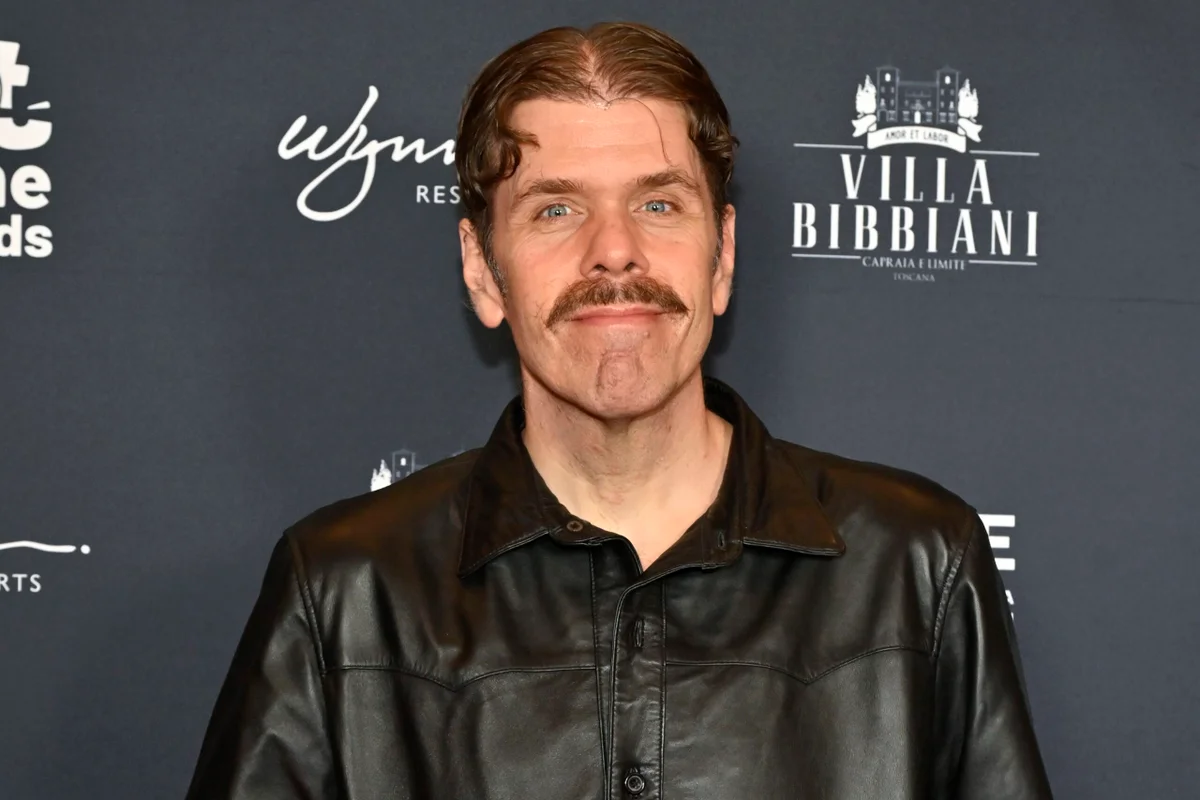 Perez Hilton preocupa fãs durante transmissão e é levado ao hospital