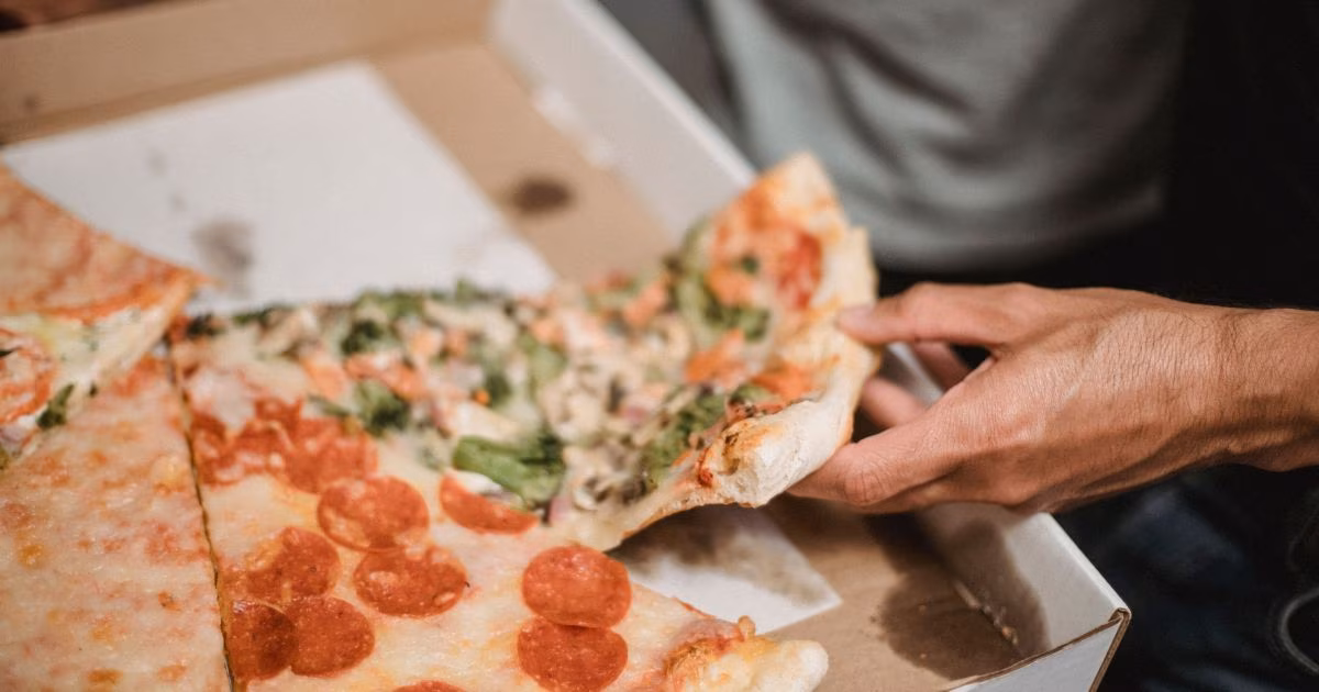 Motorista de aplicativo troca R$ 150 por pizza para ouvir desabafo de passageira sobre traição: ‘Estava morrendo de fome’