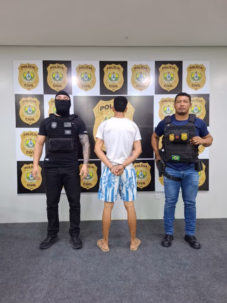 A decisão judicial também autorizou uma busca na residência do suspeito.