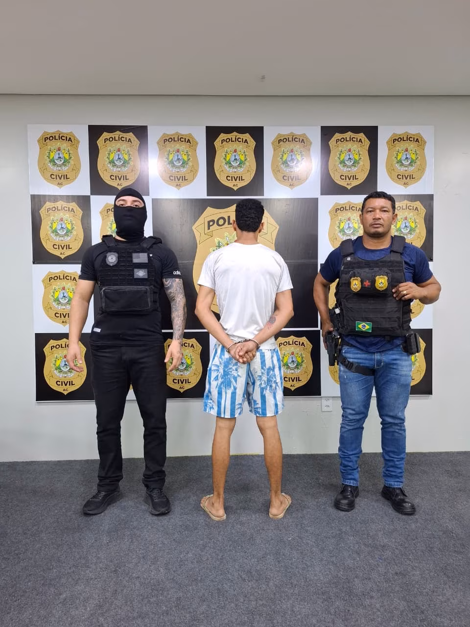 A decisão judicial também autorizou uma busca na residência do suspeito.
