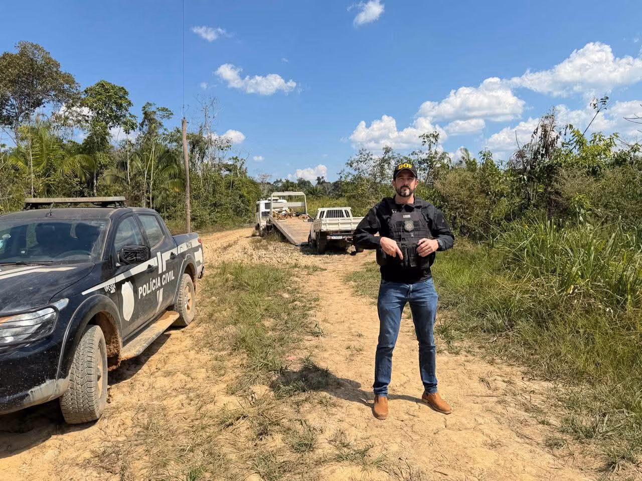 No Acre, suspeito de furtar gado arromba porteira com Hilux e foge para o rio