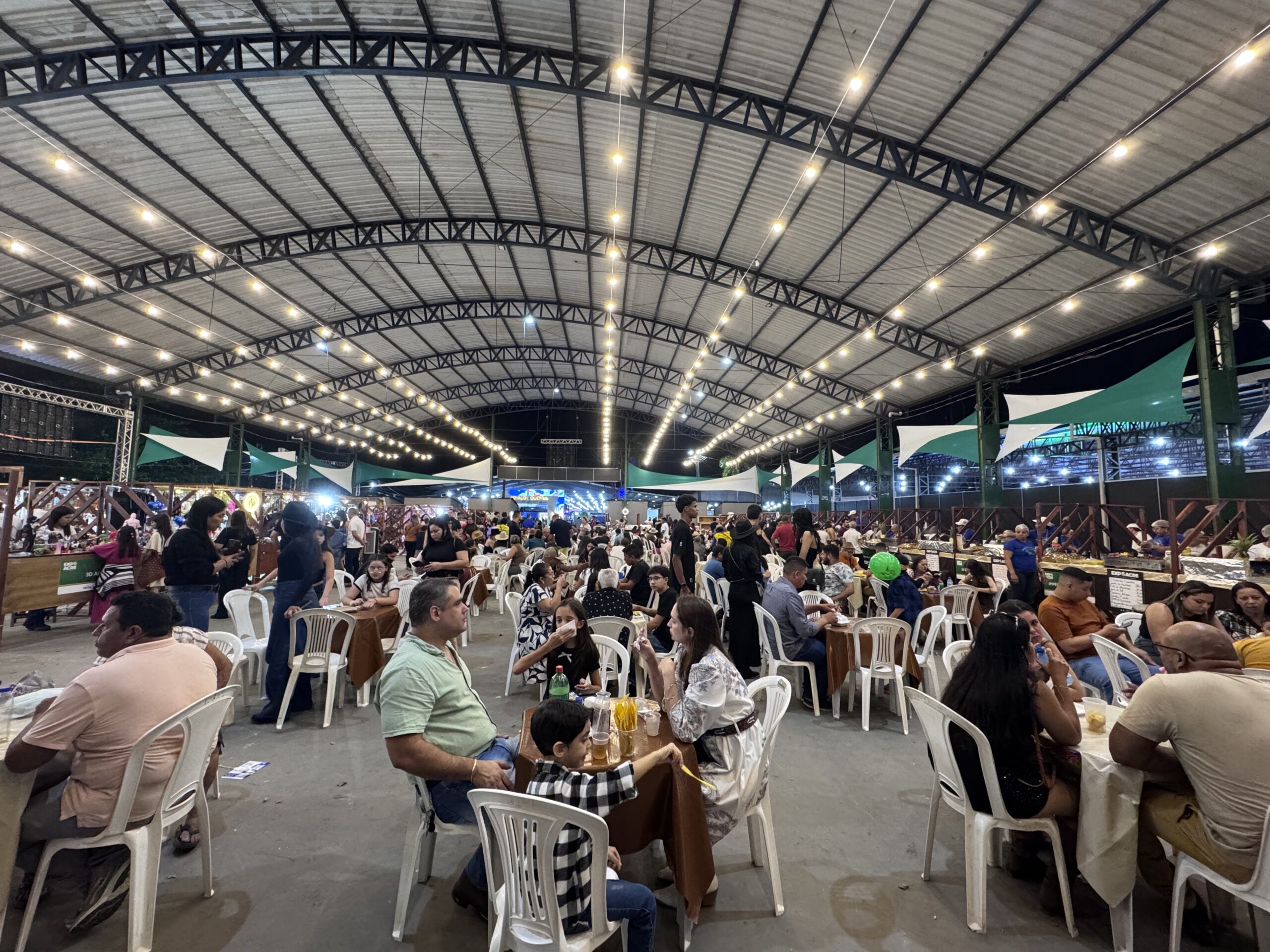 Praça de alimentação da Expoacre atrai público e fortalece vendas