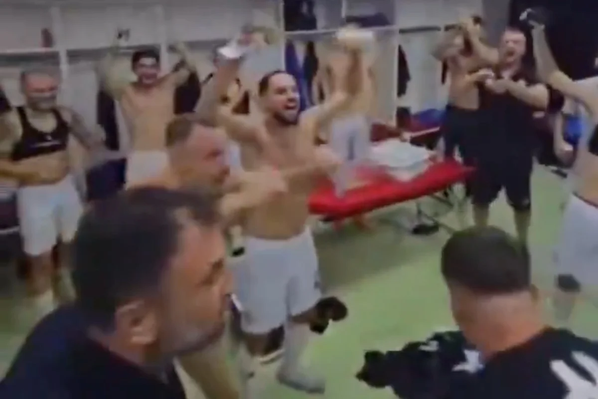 Presidente de clube distribui dinheiro em vestiário após goleada