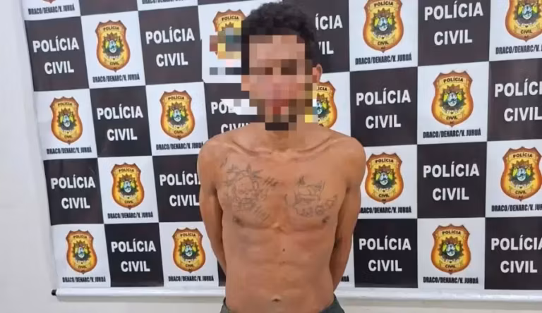 Durante a perseguição, o suspeito caiu e sofreu escoriações no rosto, nas mãos e no tórax