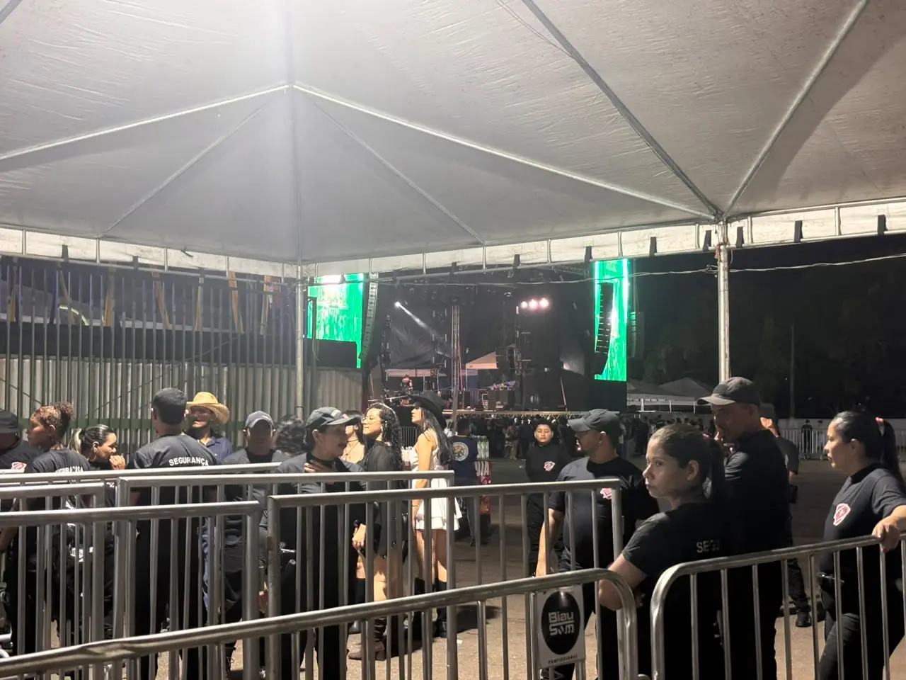Portões abertos! Público aglomera para show de Leonardo na Expoacre