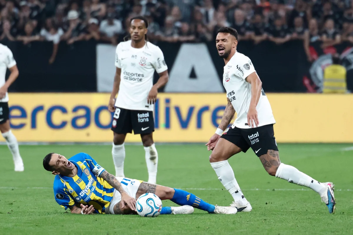 Raniele pede desculpas por expulsão em classificação do Corinthians