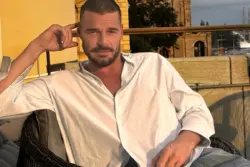 Ricky Martin deixa tatuagem íntima à mostra e foto viraliza