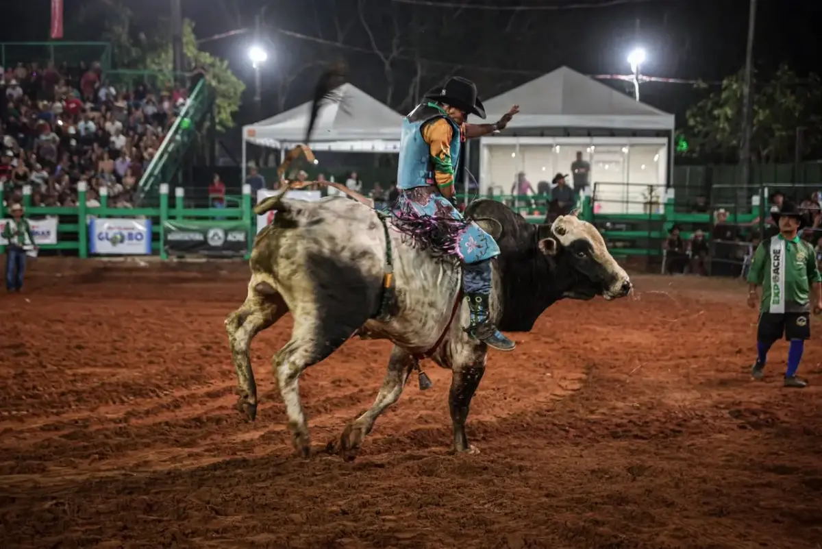 AO VIVO: ContilNet, Orna Audiovisual e Top Mídia transmitem última noite da Expoacre