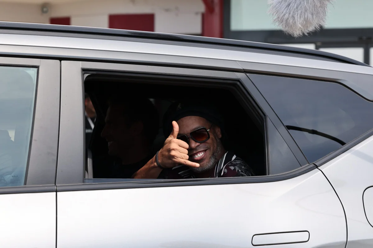 Aos 46 anos, Ronaldinho acerta com time da Itália e projeta gol 300