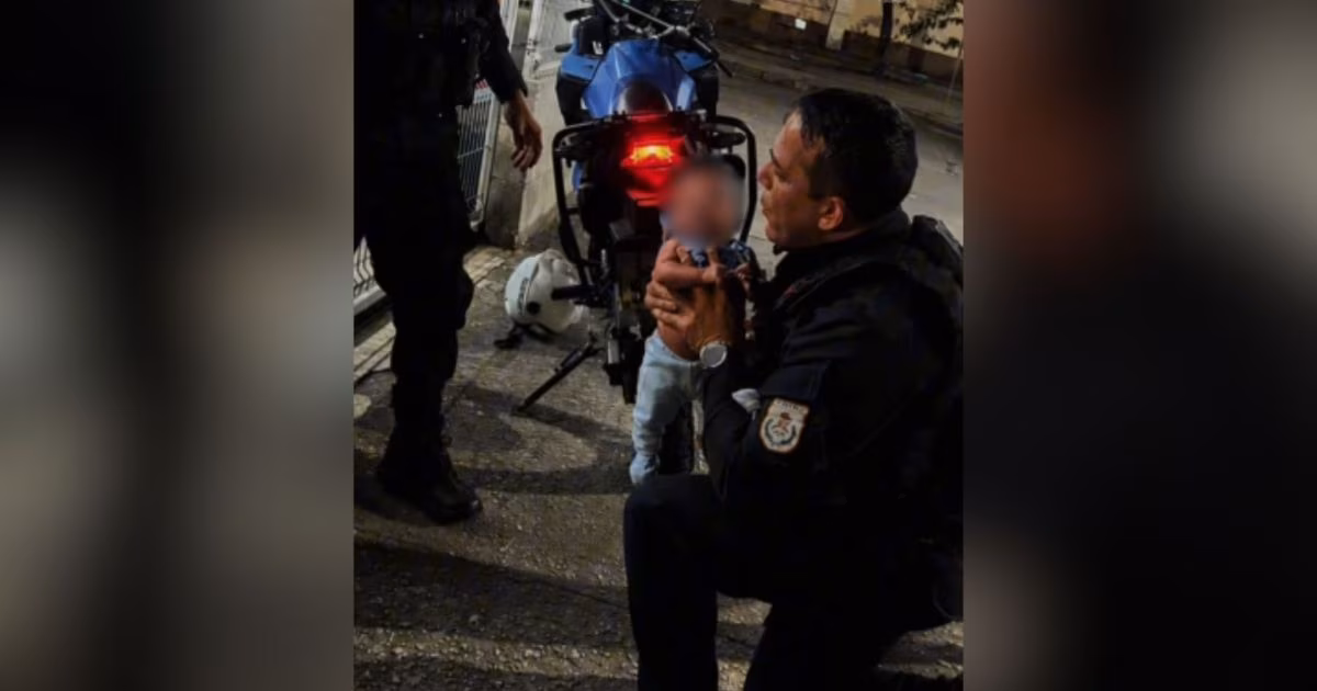 Bebê é salvo por policiais após engasgar no Rio de Janeiro