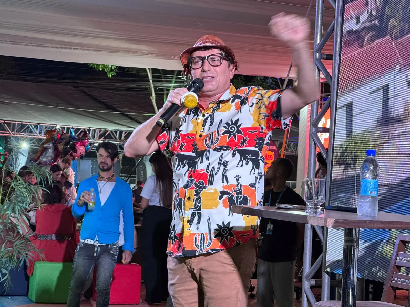 Show de Mução reúne dezenas de pessoas no estande da Fecomércio