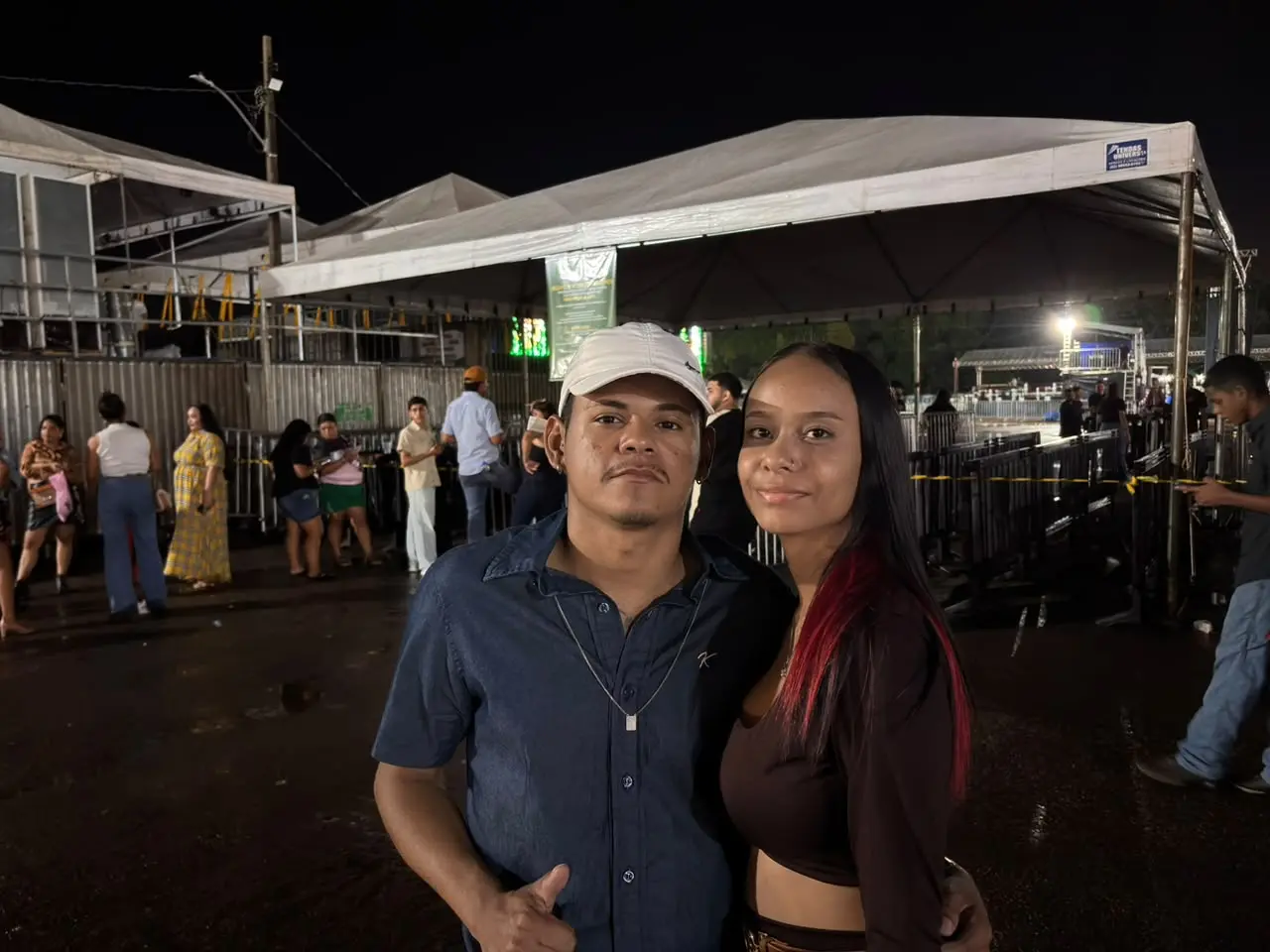 Mesmo sob chuva, fãs chegam cedo na fila para show de Natanzinho Lima