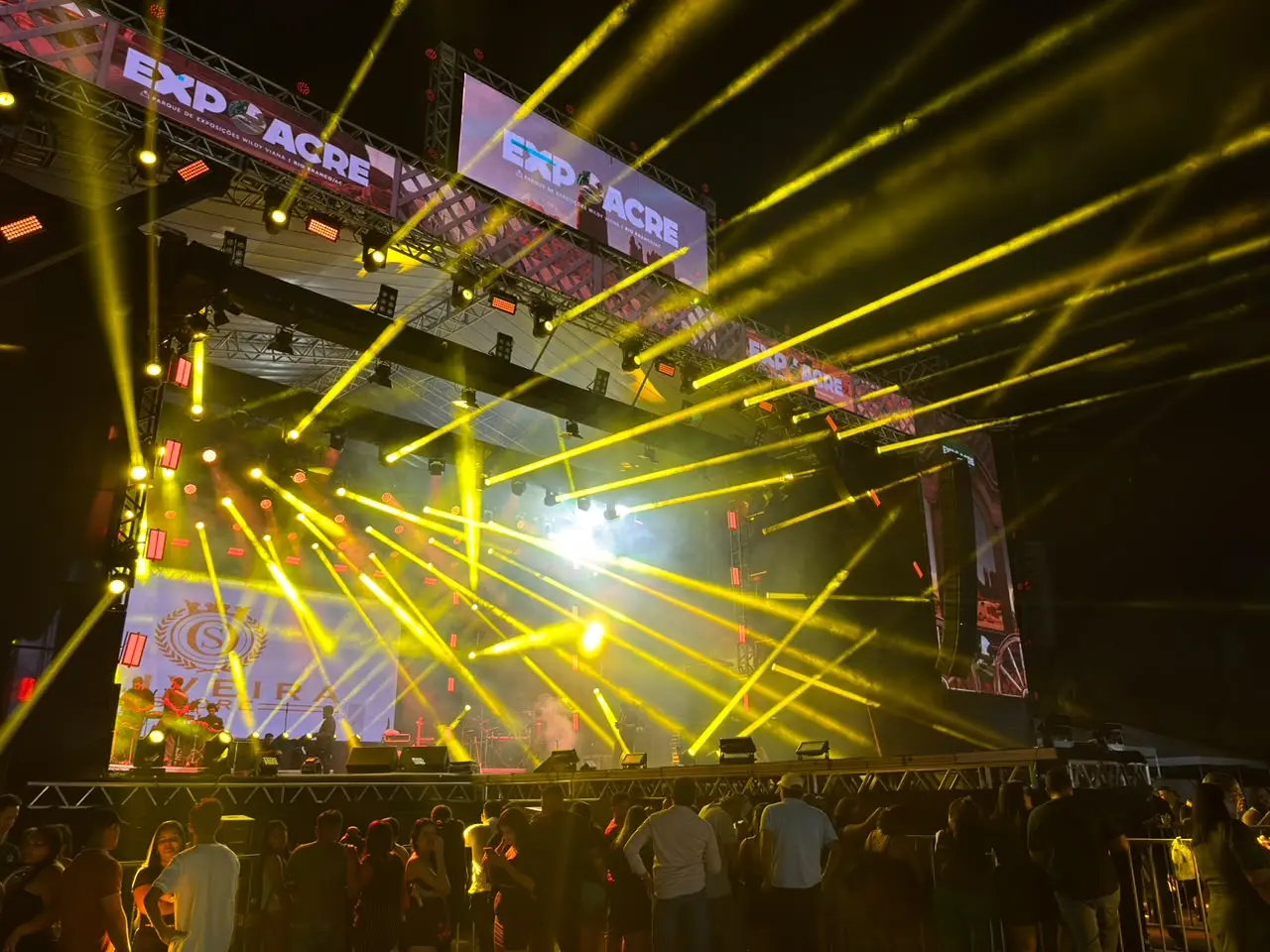 Fãs chegam cedo para garantir lugar no show de Wesley Safadão na Expoacre