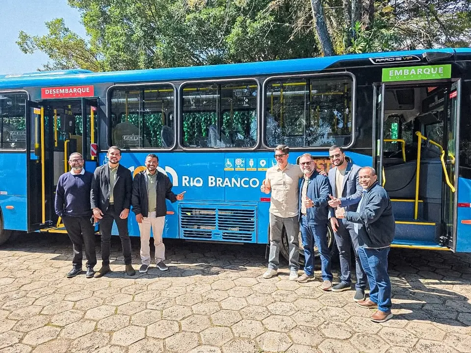 Alysson visita fábrica e anuncia quando ônibus chegam a Rio Branco