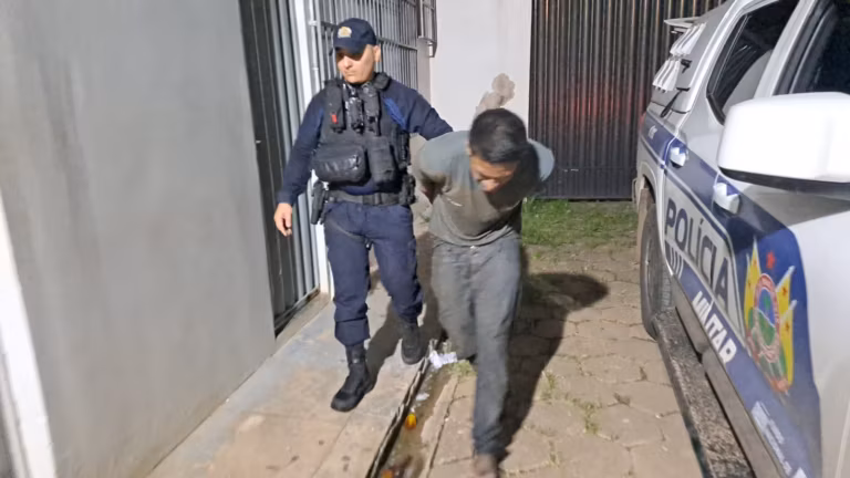Ele recebeu voz de prisão e foi conduzido à Delegacia de Flagrantes (Defla), em Rio Branco
