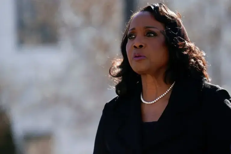 Trump retoma tentativa de demitir Lisa Cook, diretora do Fed