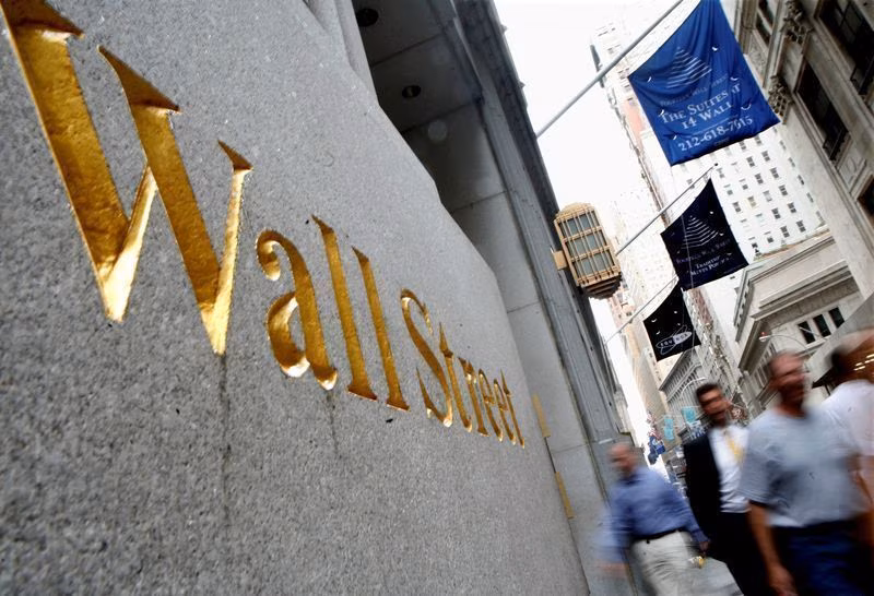 Wall Street sobe e reduz perdas da semana ditada pelos Treasuries