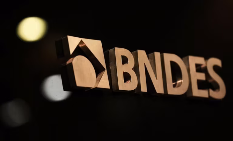 Governo do Rio e BNDES firmam acordo para negociar dívida de R$ 8 bilhões