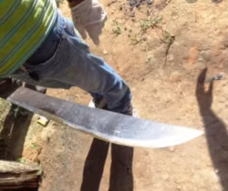 Ex-marido invade casa com terçado e fere mulher após perseguição