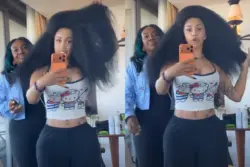 Cardi B exibe cabelo natural volumoso após retirar tranças