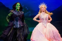 Saiba quem é Myra Ruiz, atriz pedida em casamento no palco de Wicked
