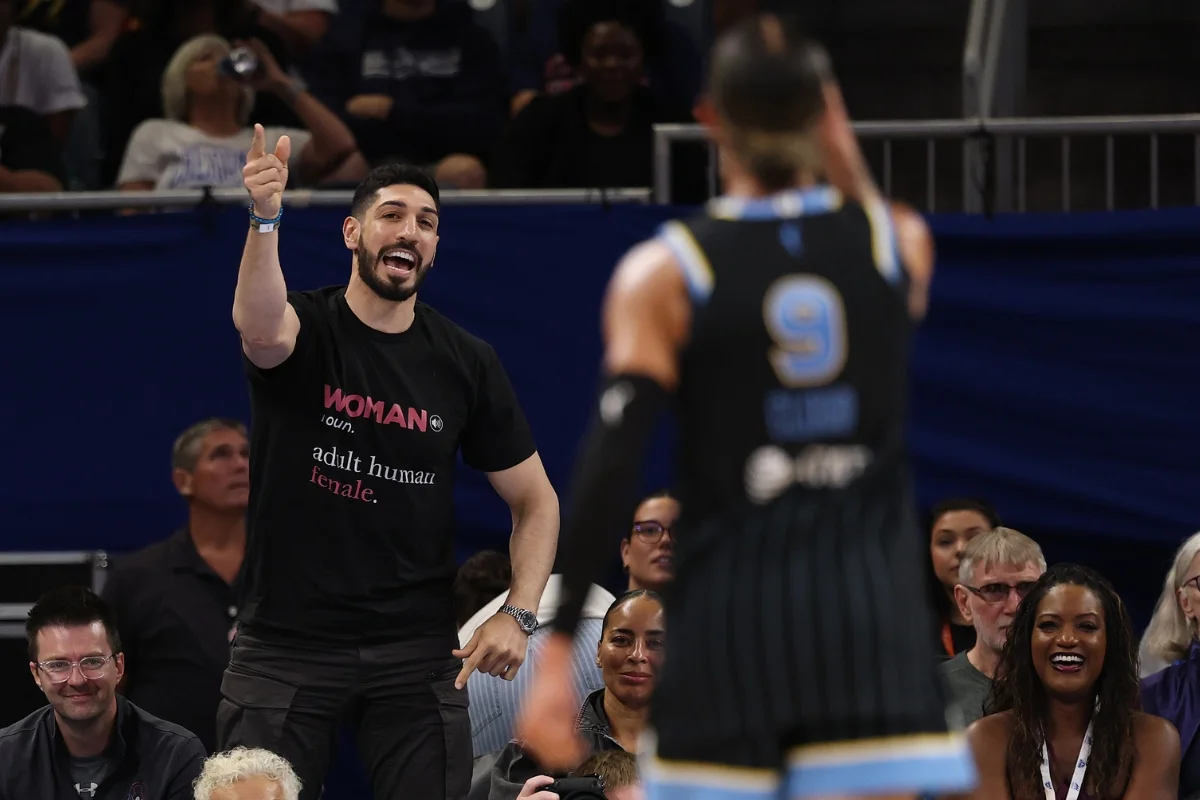 Ex-pivô da NBA Enes Kanter é expulso de jogo da WNBA após bate-boca