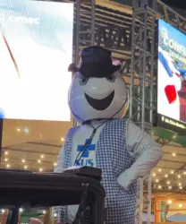 Símbolo da vacinação, Zé Gotinha faz passeio na última noite de Expoacre