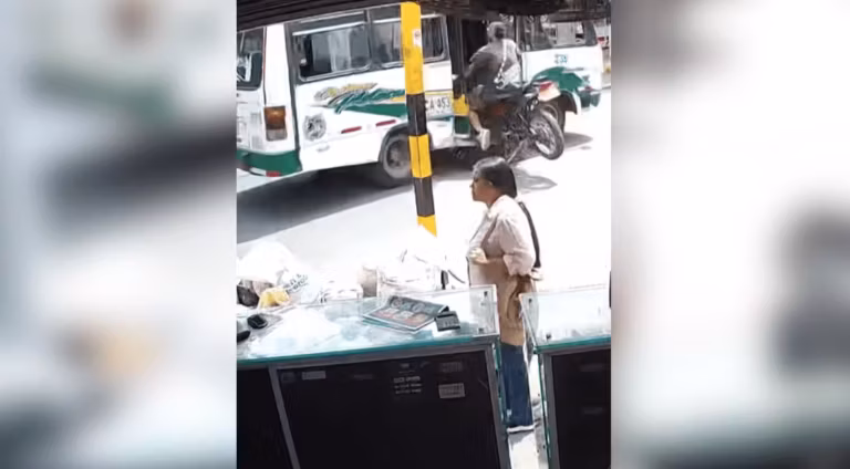 Vídeo: Motociclista é lançado para dentro de ônibus após batida na Colômbia
