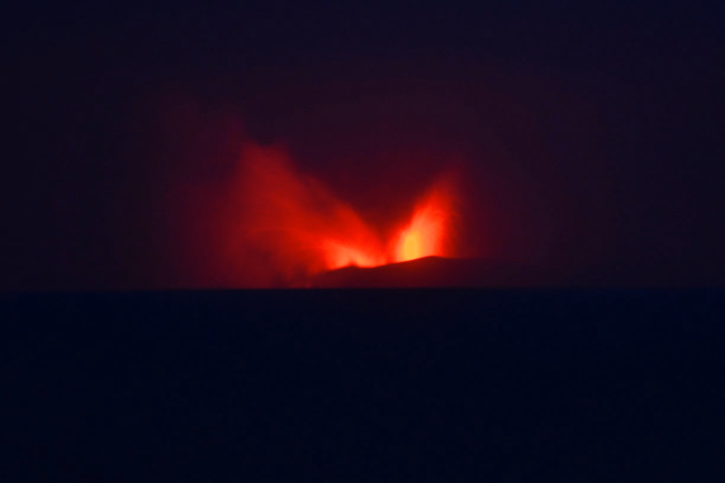 Indonésia cancela voos no aeroporto de Jacarta por causa de erupção de vulcão