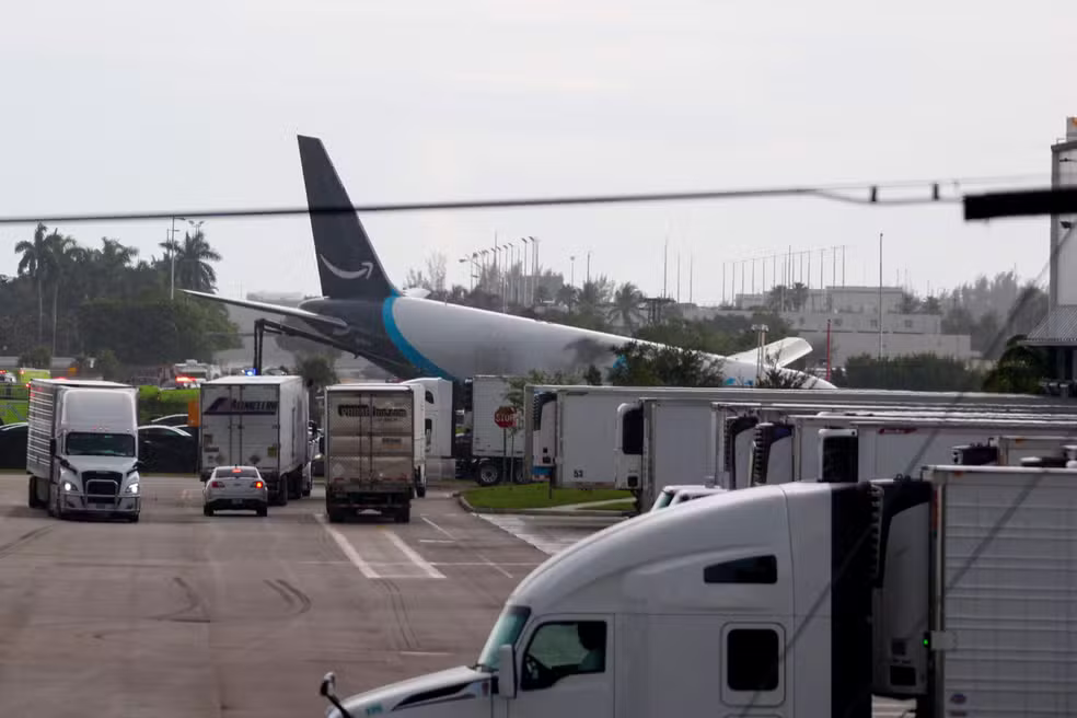 Avião cargueiro da Amazon sai da pista, atinge veículos e deixa 5 mortos