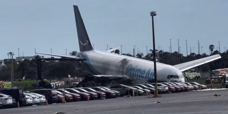 Pelo menos 5 pessoas morrem em acidente com avião de carga em Miami