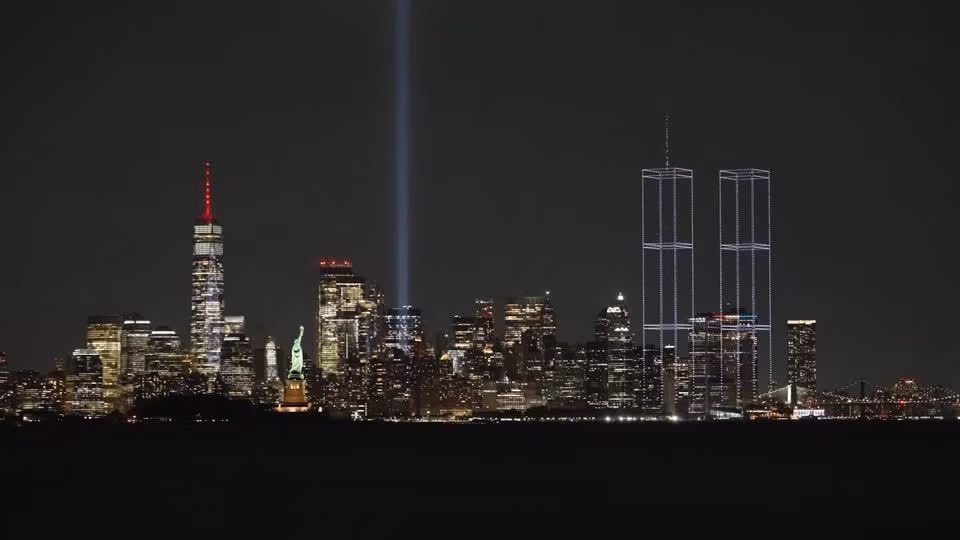 11 de setembro: Drones recriam Torres Gêmeas em NY em homenagem às vítimas
