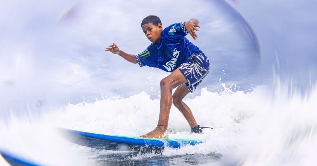 Concurso fotográfico de surfe atrai grande público na Praia de Grumari