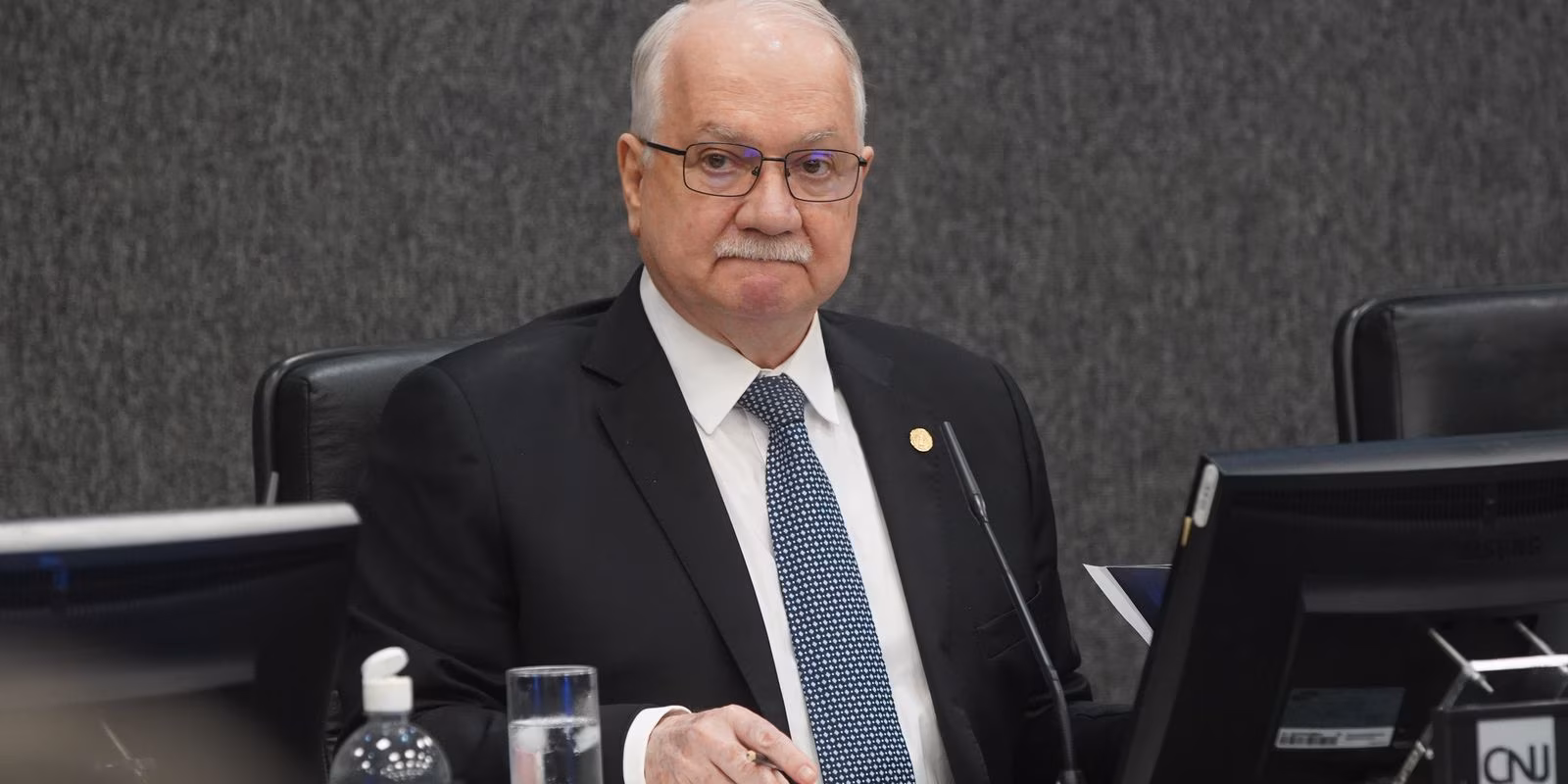 Fachin aguarda explicações de ministros para decidir sobre crise