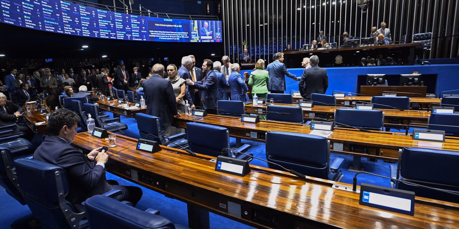 Aziz articula rito especial para levar PEC da escala 6x1 ao plenário