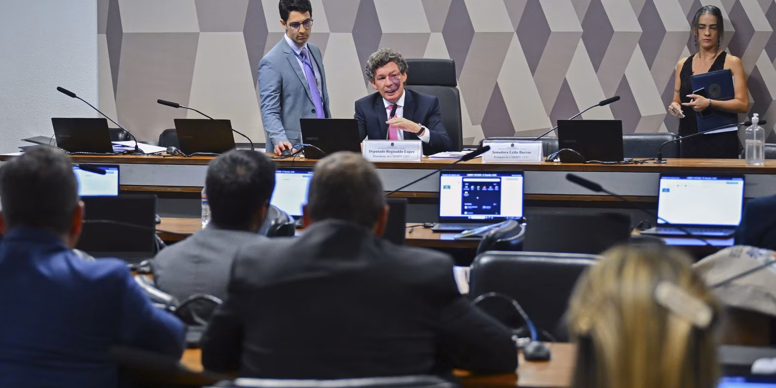 Ajustes no texto adiam votação da MP da "taxa das blusinhas"