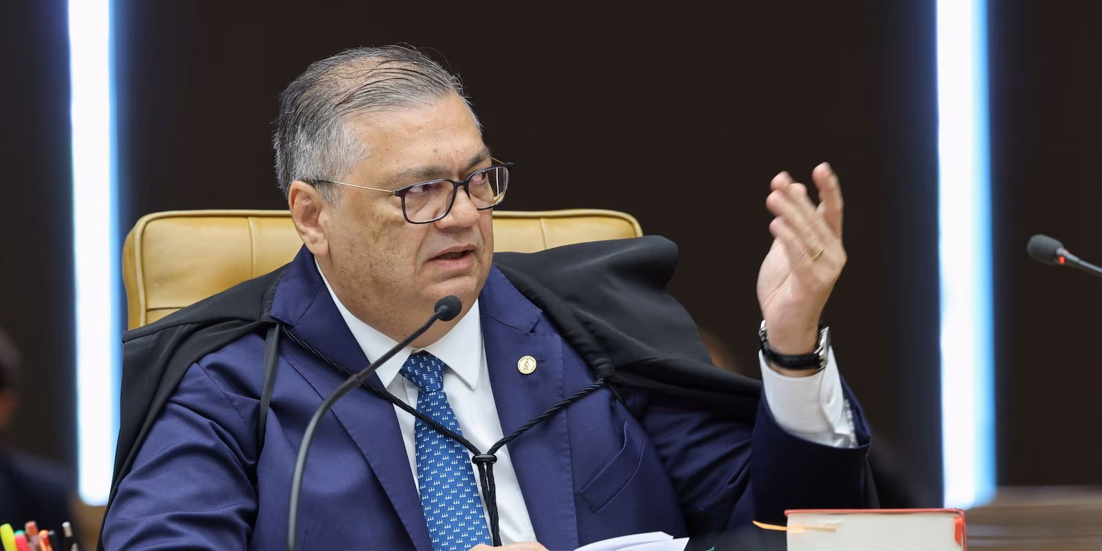 Flávio Dino pede vista de julgamento sobre Moraes e Mendonça