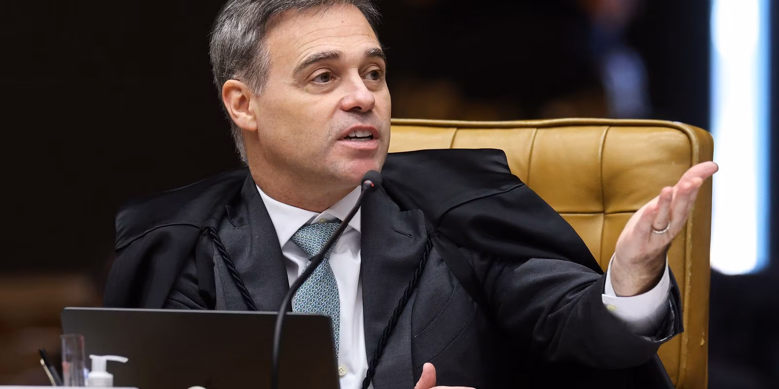 Mendonça acompanha Fachin e vota por julgamento separado de Moraes