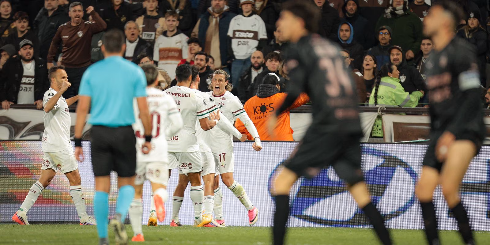 Fluminense leva susto, mas é 1º classificado à semi da Libertadores