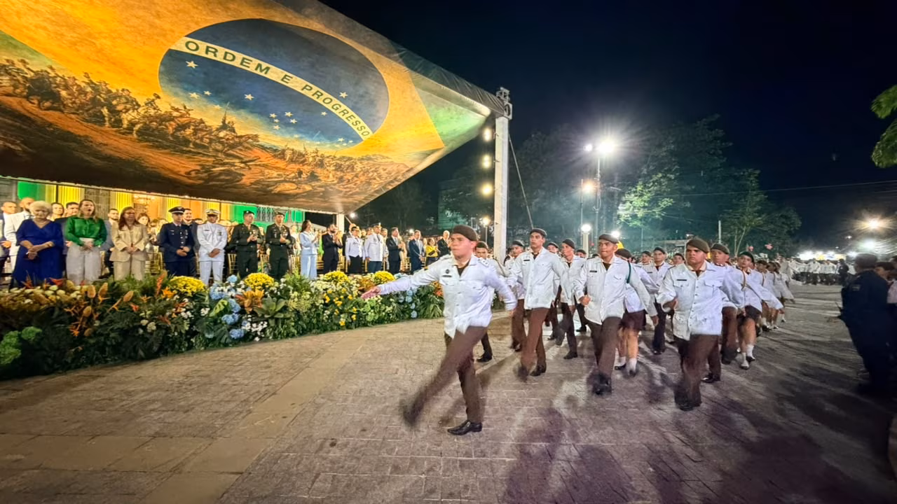 Em desfile de 7 de setembro, Mailza recebe presente de aluna do Colégio Tiradentes