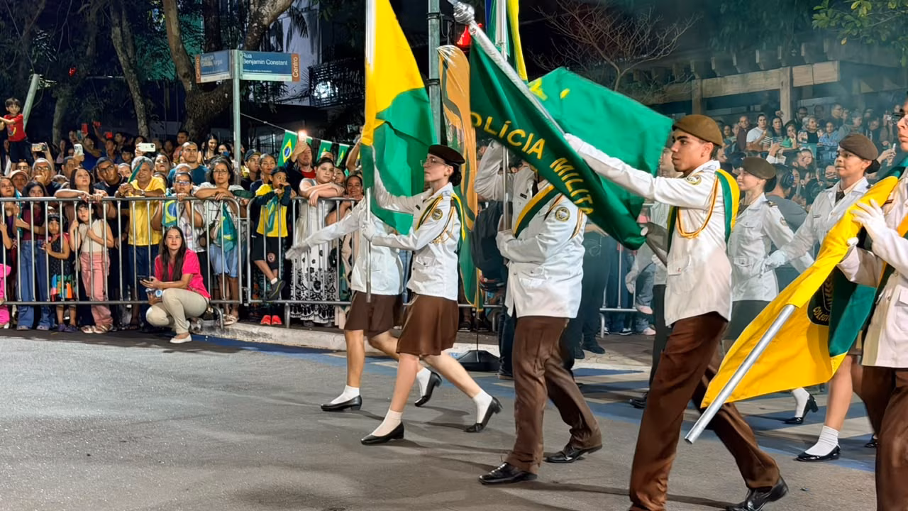 Com bandas e pelotões, escolas militares participam de desfile de 7 de Setembro