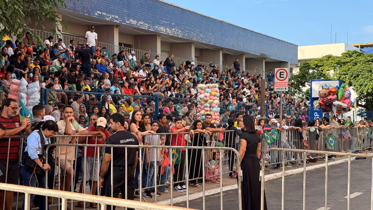 Público começa a lotar arquibancadas para desfile de 7 de Setembro em Rio Branco