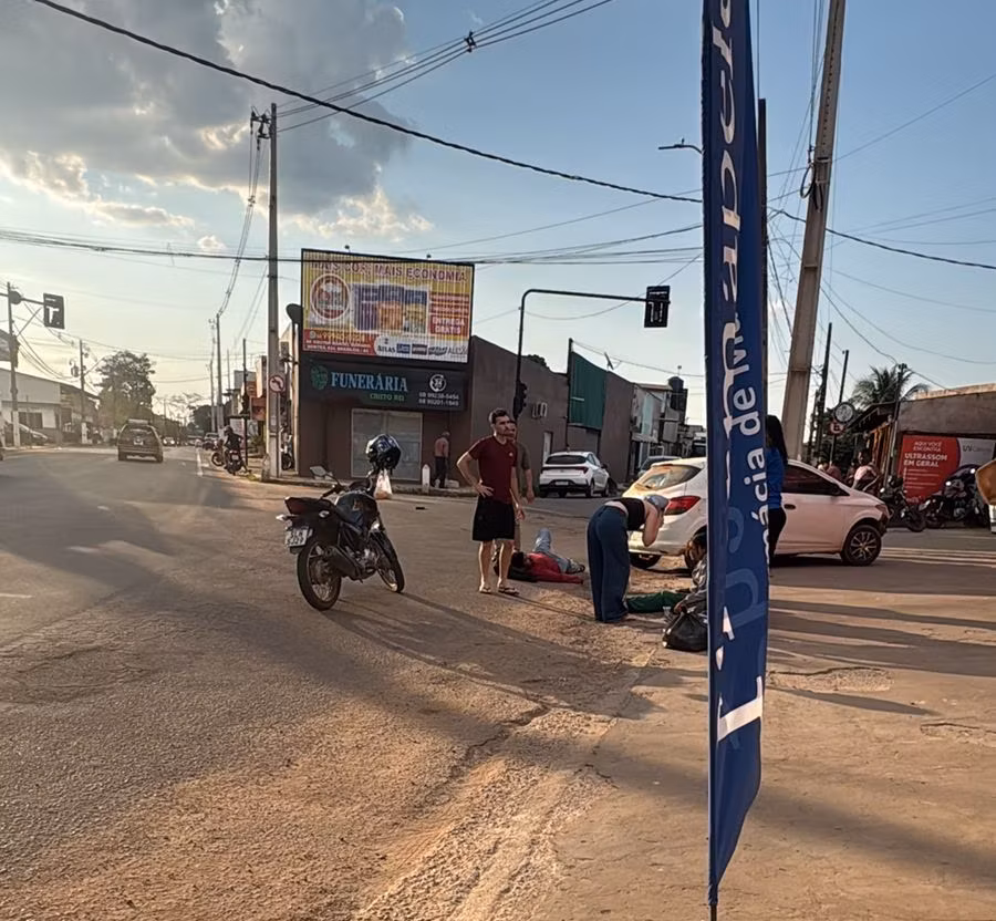 Carro faz conversão proibida e atinge motocicleta deixando 2 feridos