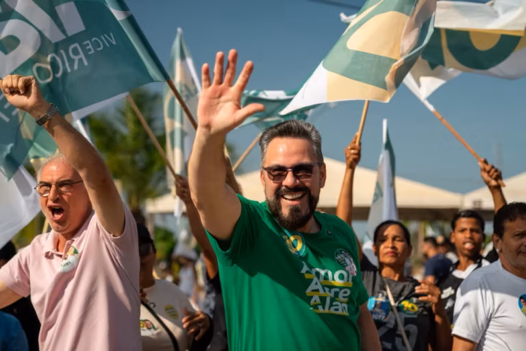 *“O povo quer mudança”, afirma Alan Rick durante bandeiraço no Lago do Amor*