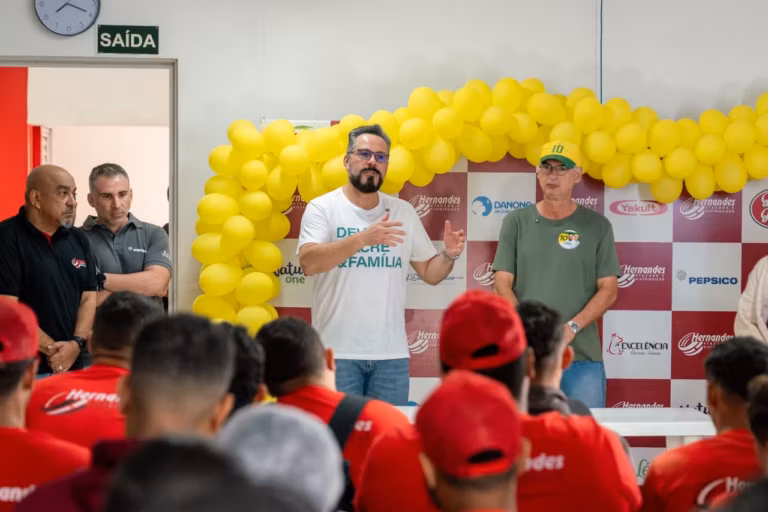 Alan visitou trabalhadores nesta segunda-feira