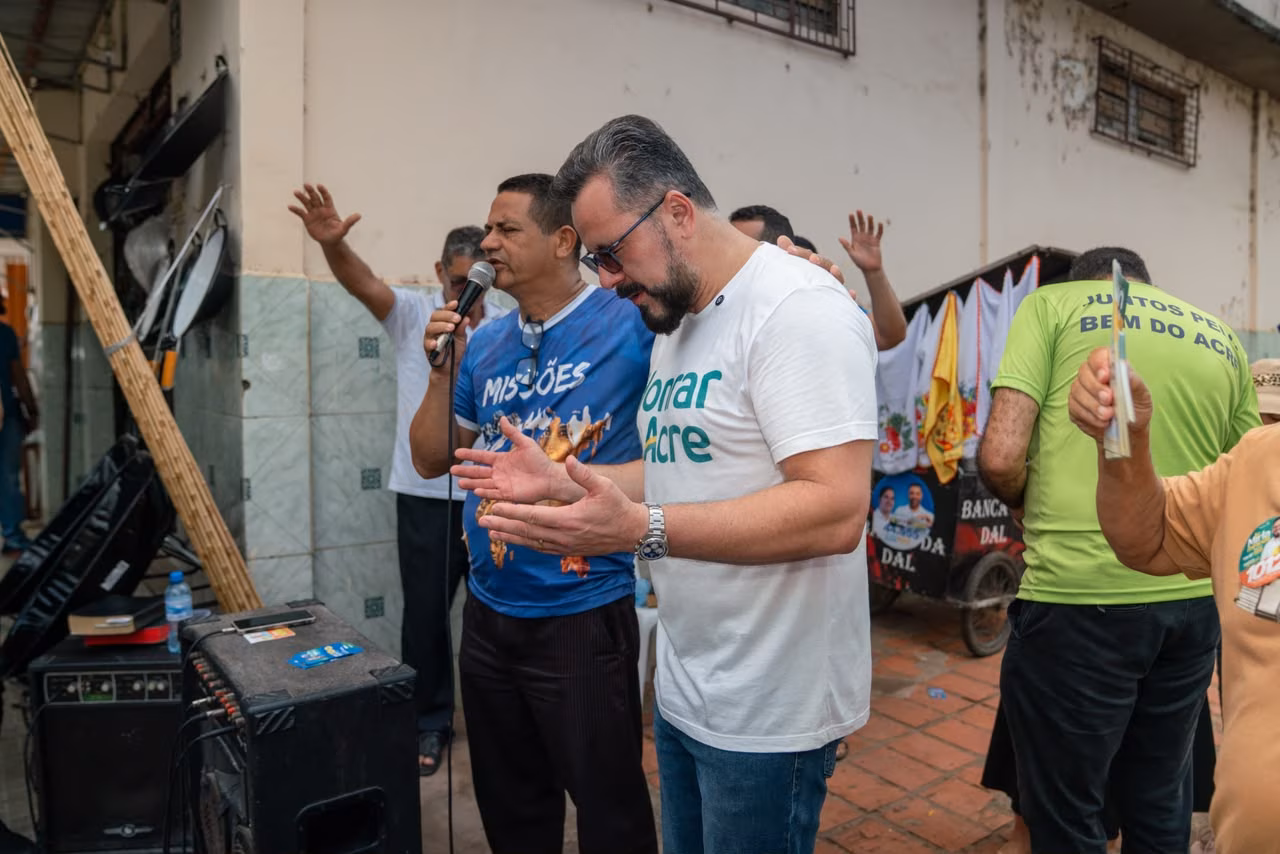 Em seguida, o pastor pediu paz, saúde e proteção para Alan, sua família e a equipe.