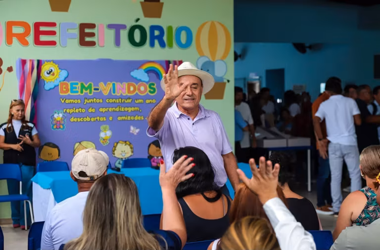 Outro eixo é o reconhecimento dos servidores por desempenho e inovação pedagógica