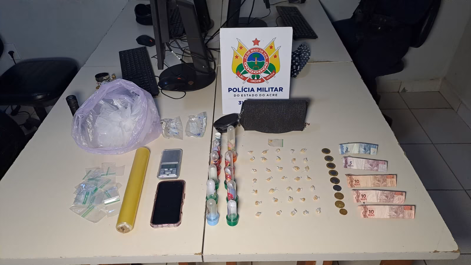 Mulher é presa com 34 pedras de crack e materiais para embalar droga