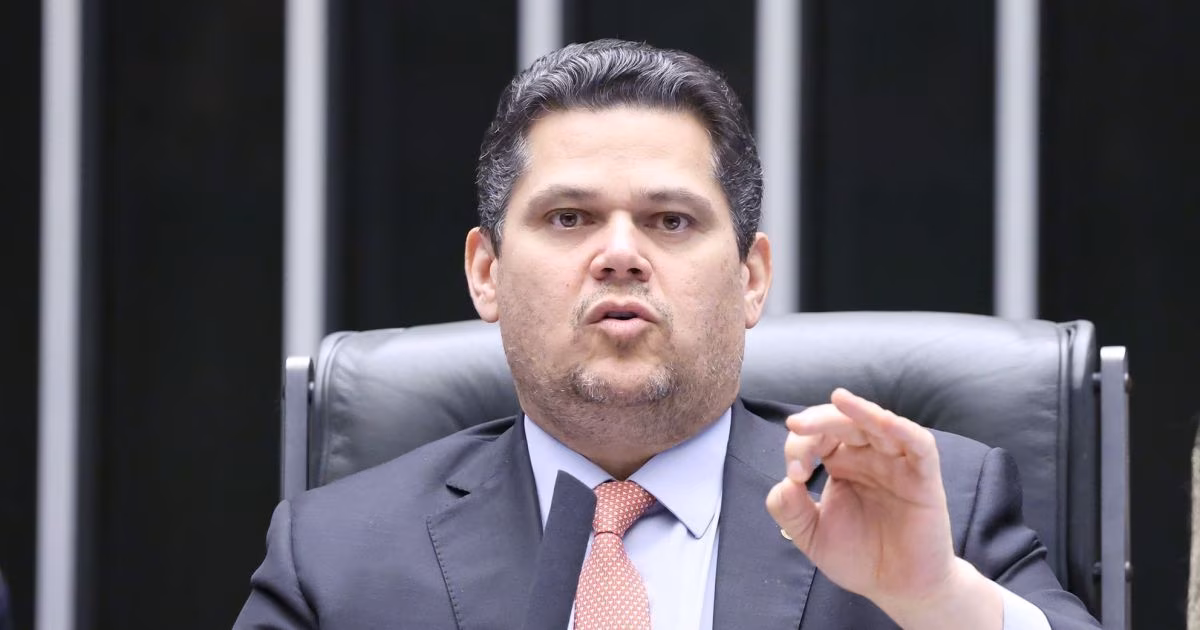 Alcolumbre sobre STF ser alvo de 109 pedidos de impeachment: “não é normal”